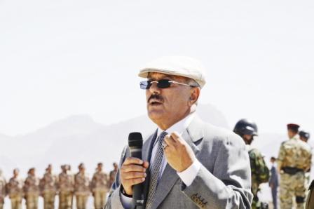 رئيس الجمهورية يلقي كلمته أثناء زيارته لمعسكري اللواء أول وثاني مشاة جبلي أمس